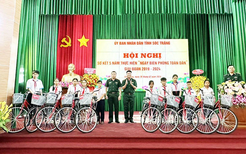 Bộ đội Biên phòng tỉnh Sóc Trăng trao xe đạp tặng học sinh nghèo học giỏi vùng biên giới biển Sóc Trăng.