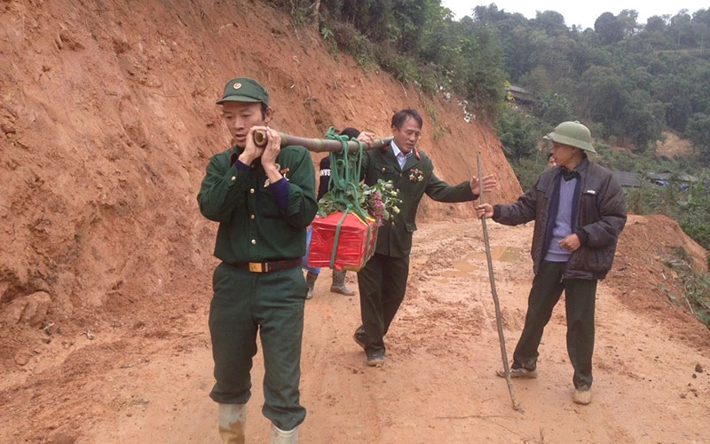 Cựu chiến binh Nguyễn Văn Kim (bên trái) trong một chuyến tìm kiếm hài cốt của đồng đội tại huyện Vị Xuyên, tỉnh Hà Giang.