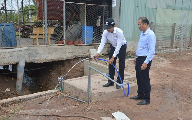 Kiểm tra nguồn nước sinh hoạt ở vùng ngọt hóa Gò Công, tỉnh Tiền Giang. (Ảnh NGUYỄN SỰ)