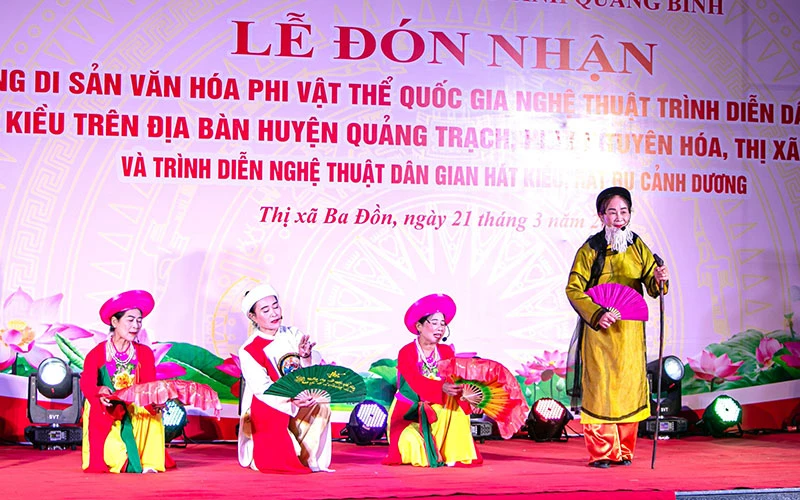 Các nghệ nhân ở huyện Quảng Trạch (Quảng Bình) trình diễn nghệ thuật hát Kiều.