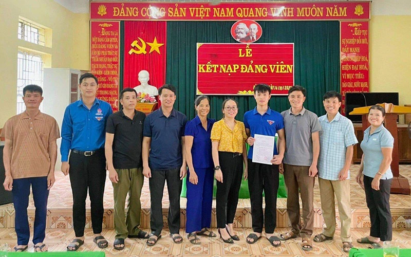 Lễ kết nạp đảng viên tại Chi bộ bản Lau, thị trấn Thạch Giám, huyện Tương Dương.