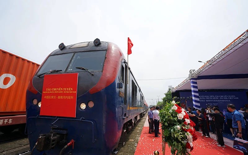 Chuyến tàu đầu tiên chuyên tuyến Thạch Gia Trang, tỉnh Hà Bắc (Trung Quốc)-Yên Viên (Hà Nội) tới ga Yên Viên ngày 2/8/2023. (Ảnh TÂN HOA XÃ)