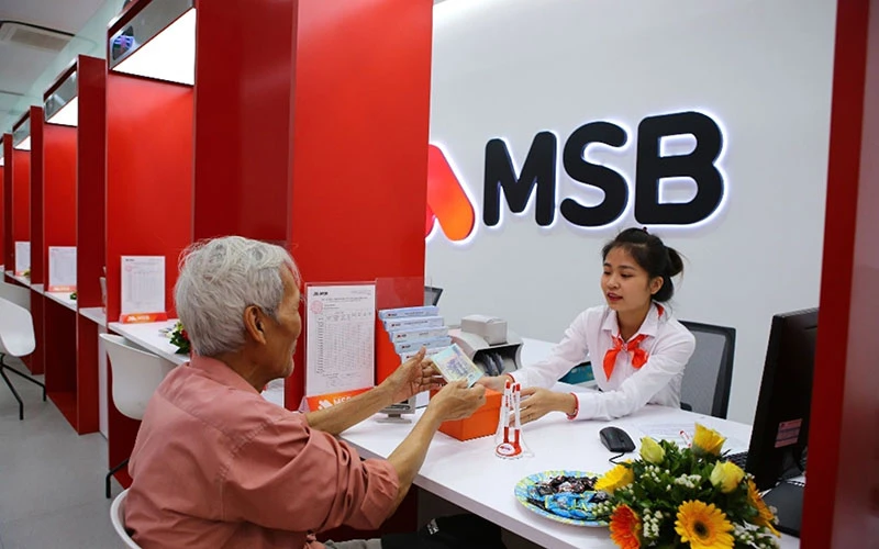 Khách hàng giao dịch tại Ngân hàng MSB.