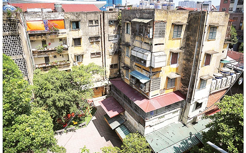Nhiều chung cư cũ ở Hà Nội chờ được cải tạo, xây mới.