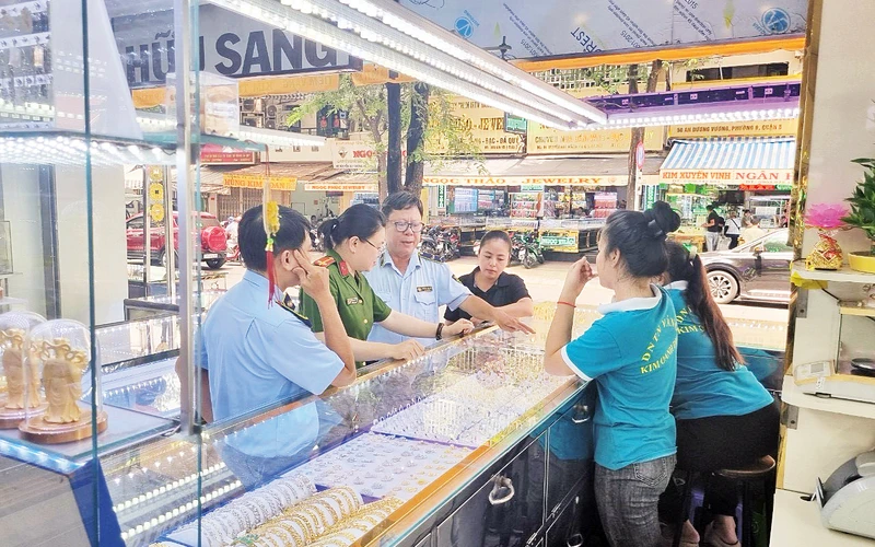 Lực lượng chức năng kiểm tra các doanh nghiệp tư nhân kinh doanh mua, bán vàng trên địa bàn Thành phố Hồ Chí Minh. (Ảnh CTV).