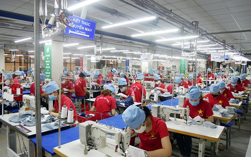 Sản xuất hàng dệt may xuất khẩu tại Tổng công ty May 10.