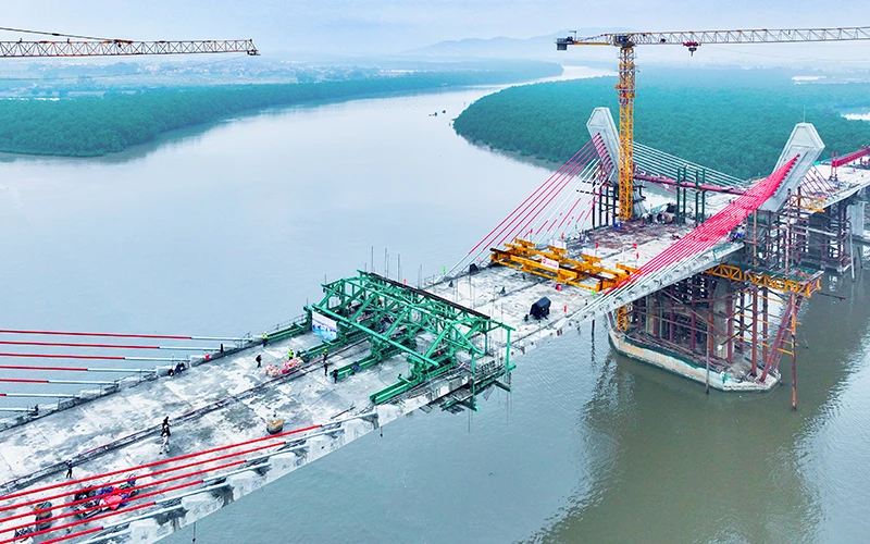 Cầu Bến Rừng kết nối thành phố Hải Phòng với tỉnh Quảng Ninh đang được thi công. (Ảnh NGUYỄN ĐỨC NGHĨA)