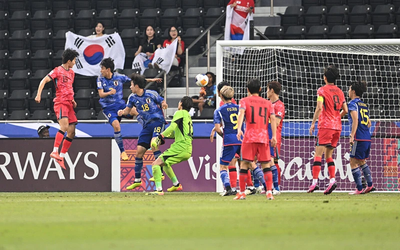 Tại vòng bảng, U23 Hàn Quốc (áo đỏ) thắng U23 Nhật Bản 1-0. 