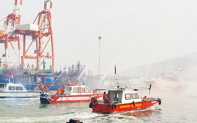 Diễn tập cứu hộ, cứu nạn tàu gặp sự cố cháy nổ tại Cảng cá Quy Nhơn (Bình Định). 