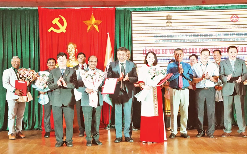 Trao các biên bản ghi nhớ hợp tác giữa các doanh nghiệp tỉnh Đắk Lắk và Ấn Độ.