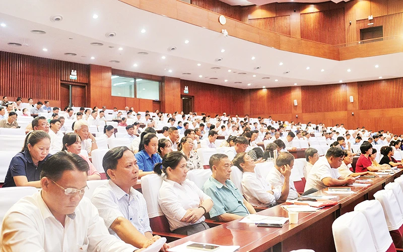 Hơn 300 cử tri của các huyện Long Điền, Đất Đỏ và thành phố Bà Rịa tham dự hội nghị tập huấn nghiệp vụ lấy ý kiến cử tri về sáp nhập các đơn vị hành chính.