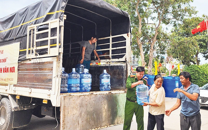 Đoàn công tác Công an tỉnh Quảng Ninh hỗ trợ nước uống cho người dân tỉnh Bến Tre.