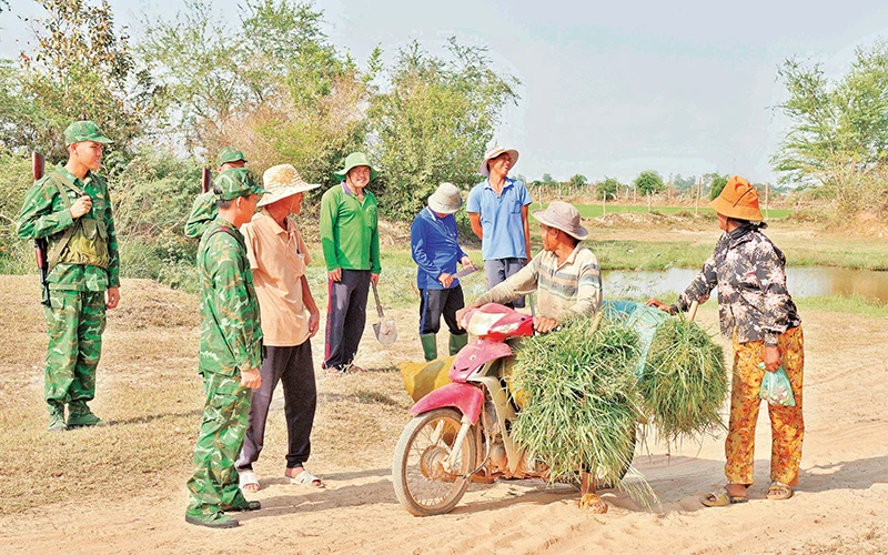 Bộ đội Biên phòng Kiên Giang tuyên truyền, vận động người dân khu vực biên giới tham gia bảo vệ đường biên, cột mốc. (Ảnh TIẾN VINH)