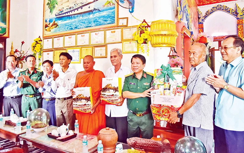 Bí thư Tỉnh ủy Sóc Trăng Lâm Văn Mẫn (thứ 4 từ trái sang) đến thăm và tặng quà Trụ trì chùa Wath Pich Meng Kol, thị xã Vĩnh Châu, tỉnh Sóc Trăng.