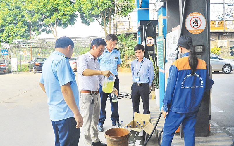 Đoàn công tác liên ngành của tỉnh Vĩnh Phúc kiểm tra chất lượng xăng dầu tại một cơ sở kinh doanh.