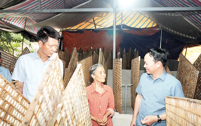 Lãnh đạo tỉnh Yên Bái thăm mô hình nuôi tằm tại hộ gia đình bà Nguyễn Thị Chanh.