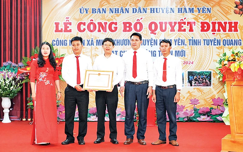 Lãnh đạo Sở Nông nghiệp và Phát triển nông thôn tỉnh Tuyên Quang trao quyết định công nhận đạt chuẩn nông thôn mới cho xã Minh Khương. (Ảnh Trang Tâm)