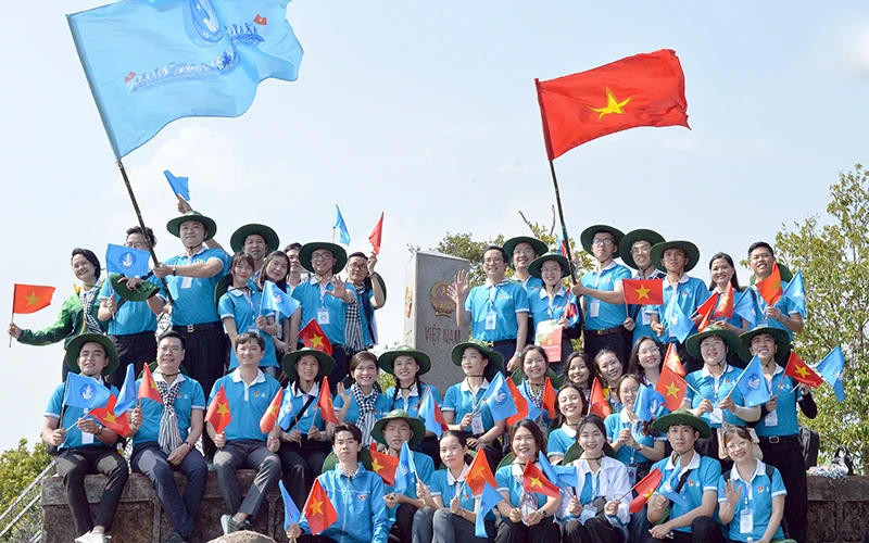 Các đại biểu Hành trình "Sinh viên với khát vọng non sông" tại Cột mốc số 0 A Pa Chải, xã Sín Thầu, huyện Mường Nhé, tỉnh Điện Biên.