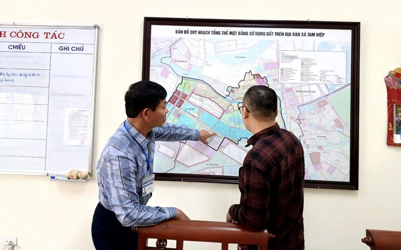 Lãnh đạo UBND xã Tam Hiệp, huyện Thanh Trì thông tin về địa điểm vi phạm.