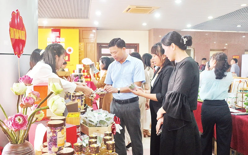 Gian hàng trưng bày giới thiệu sản phẩm của các doanh nghiệp, cơ sở sản xuất tại hội nghị xúc tiến đầu tư của tỉnh Hà Nam.