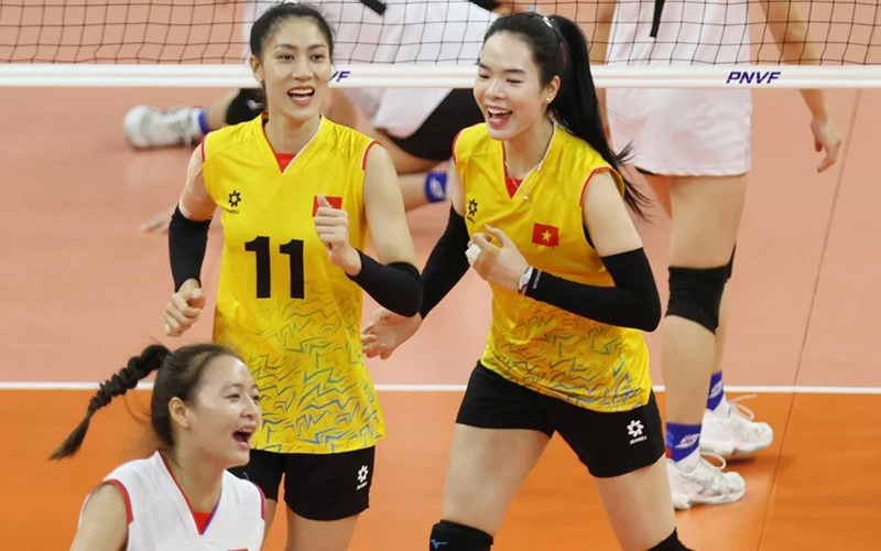 Các tuyển thủ nữ Việt Nam ăn mừng sau pha ghi điểm trong một trận đấu tại giải AVC Challenge Cup 2024. (Ảnh AVC cung cấp) 
