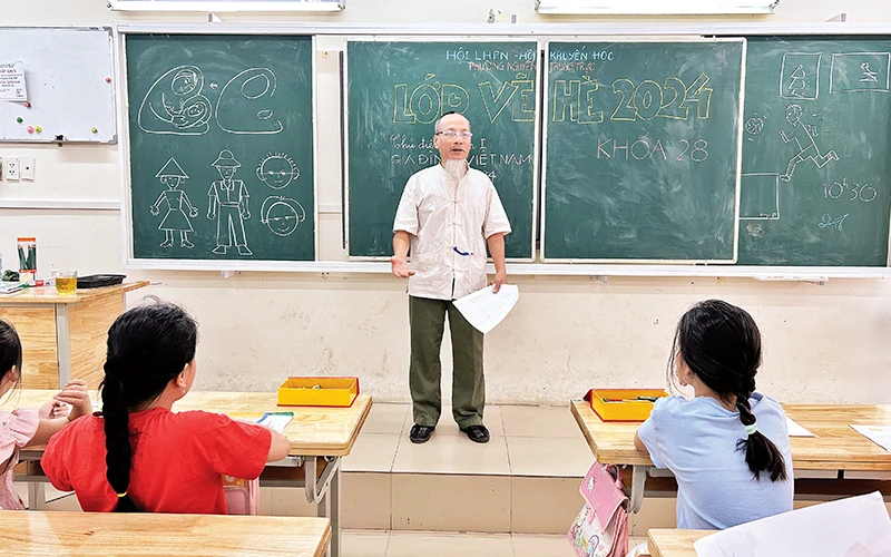 Họa sĩ Nguyễn Anh Tuấn, Chủ tịch Hội Khuyến học phường Nguyễn Trung Trực, đứng lớp dạy vẽ miễn phí cho các em thiếu nhi.