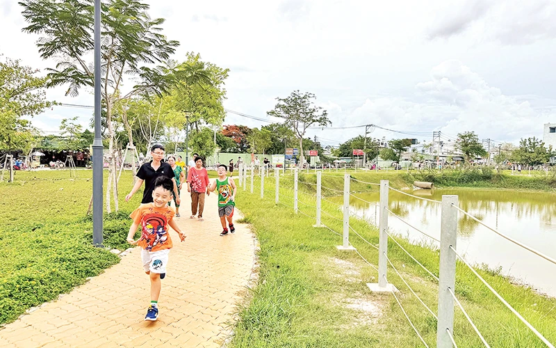 Công viên Trung tâm Bình Hưng Hòa B, quận Bình Tân quy mô 3 ha, đang được mở rộng thêm 1,1 ha.