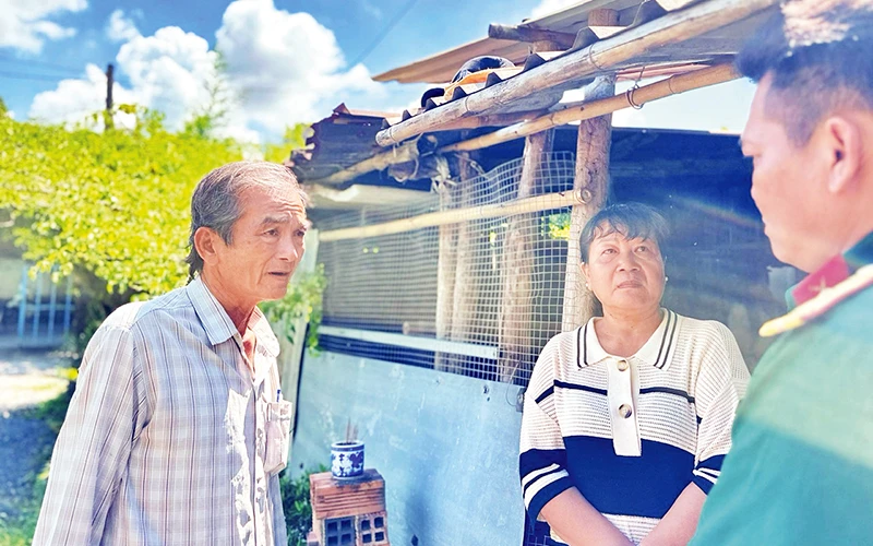 Ông Phạm Văn Thứ (ngoài cùng bên trái) cùng các đơn vị khảo sát hỗ trợ sửa chữa nhà ở cho hộ gia đình bà Nguyễn Kim Loan ở Ấp 2, xã Hưng Long, huyện Bình Chánh.