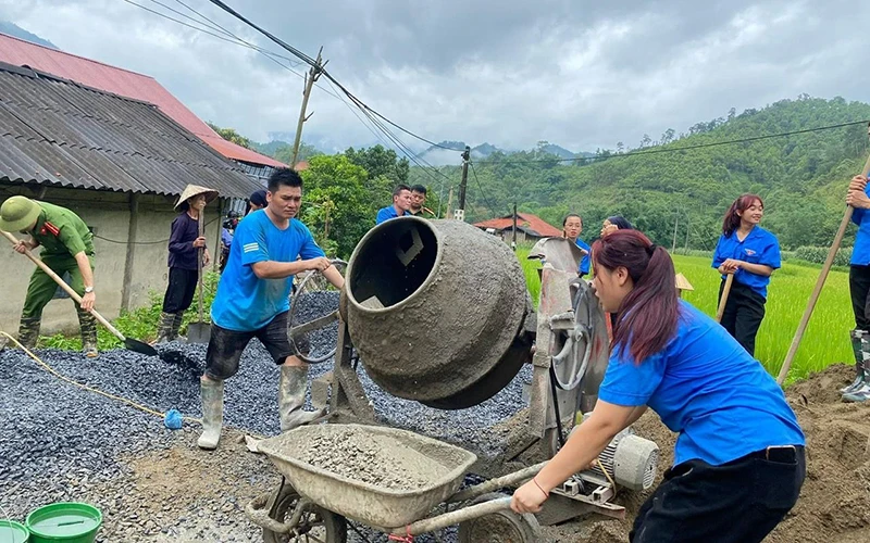 Đoàn viên, thanh niên tỉnh Bắc Kạn ra quân làm đường nông thôn mới. (Ảnh TỈNH ĐOÀN BẮC KẠN)