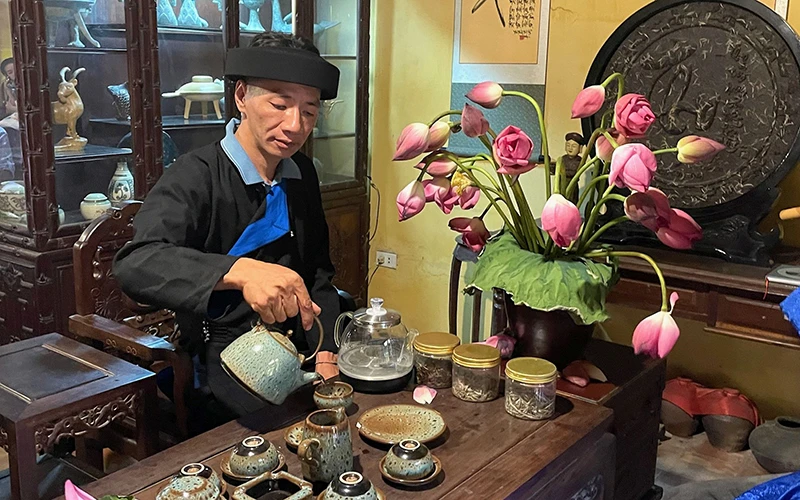 Chủ nhiệm Hợp tác xã Trà shan tuyết cổ thụ xã Quảng Ngần Đặng Văn Quân giới thiệu sản phẩm trà.