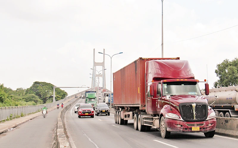 Xe container lưu thông trên cầu Phú Mỹ hướng về cảng Cát Lái, thành phố Thủ Đức. (Ảnh THẾ ANH)