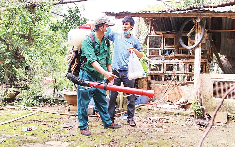 Phun thuốc diệt muỗi tại những địa bàn có nhiều muỗi trú ngụ.