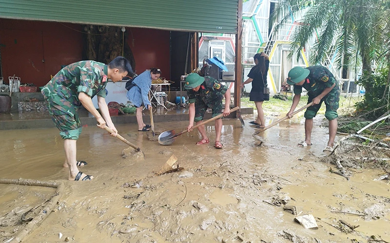 Chiến sĩ Trung đoàn 877 giúp hộ dân phường Quang Trung, thành phố Hà Giang dọn dẹp bùn đất sau đợt mưa lũ hồi tháng 6/2024.