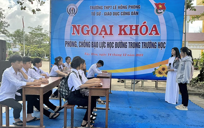 Giờ học ngoại khóa về phòng, chống bạo lực học đường trong trường học tại Trường THPT Lê Hồng Phong, huyện Tây Hòa, tỉnh Phú Yên. (Ảnh CÔNG TOÀN)