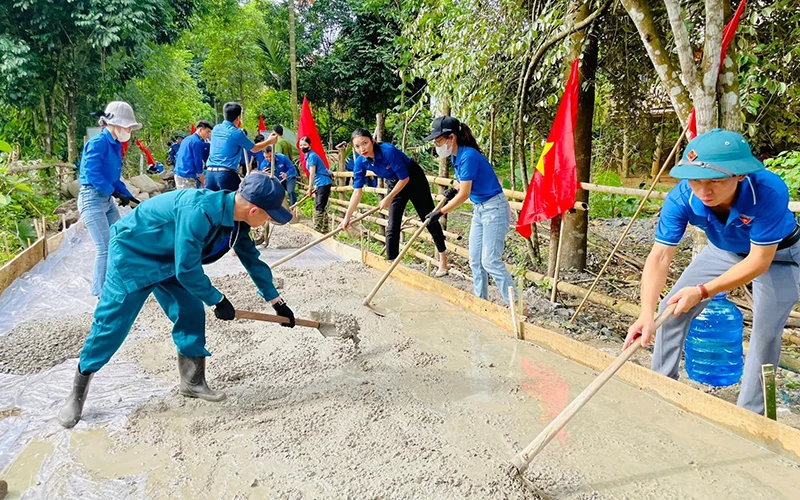 Tuổi trẻ huyện Quế Phong chung tay làm đường nông thôn tại bản Piếng Cắm, xã Cắm Muộn.