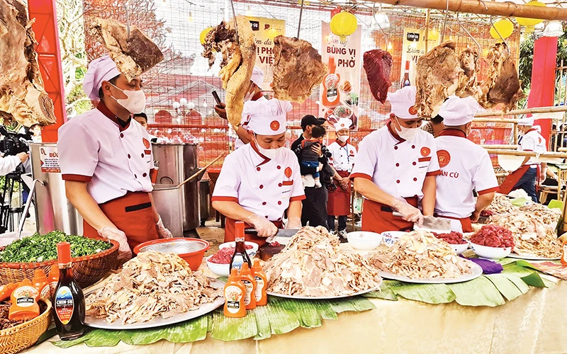 Nghệ nhân làng Vân Cù trình diễn nghệ thuật nấu phở tại Festival Phở 2024.