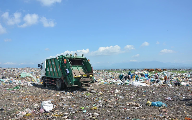 Bãi rác Bình Tú nằm lộ thiên không có rào chắn, mái che, nền xi-măng, điện, nước...