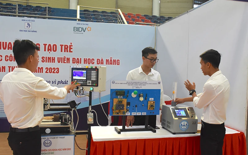 Sinh viên Trường đại học Sư phạm kỹ thuật, Đại học Đà Nẵng với sản phẩm tham gia triển lãm khoa học-công nghệ sinh viên.