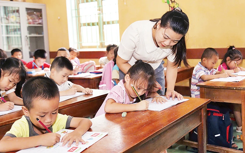 Các em học sinh tại điểm trường Bản Dần, Trường tiểu học Yên Lập được chuyển về điểm trường Đầu Cầu ở cùng xã, có điều kiện học tập tốt hơn.