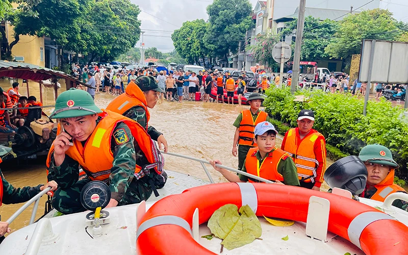 Lực lượng vũ trang Quân khu 2 cứu giúp dân vùng lũ ở TP Yên Bái. 