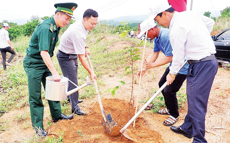 Lãnh đạo huyện Ia H’Drai trồng cây tại buổi phát động công tác trồng rừng.