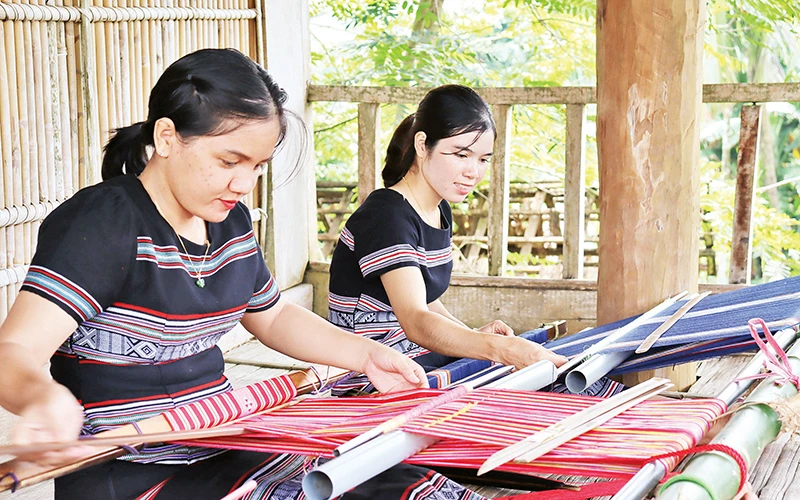 Nghề dệt thổ cẩm của người Hrê ở làng Teng, xã Ba Thành, huyện Ba Tơ (Quảng Ngãi) được công nhận là Di sản văn hóa phi vật thể quốc gia.