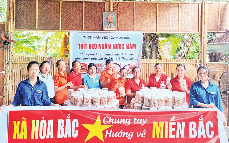 Hơn 200 hũ thịt heo ngâm nước mắm được gửi tới người dân vùng bị bão lũ ở miền bắc. 