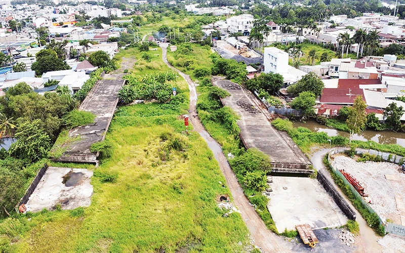 Vành đai 2 (đoạn 3) dài 2,7 km, từ đường Phạm Văn Đồng đến nút giao Gò Dưa-Quốc lộ 1 được thực hiện theo hợp đồng BT tạm ngưng 4 năm qua, dự kiến sẽ thi công trở lại. 