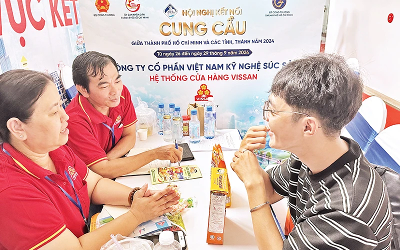 Các đơn vị cung cấp và mua hàng gặp gỡ, tìm cơ hội hợp tác tại hội nghị kết nối cung-cầu năm 2024.