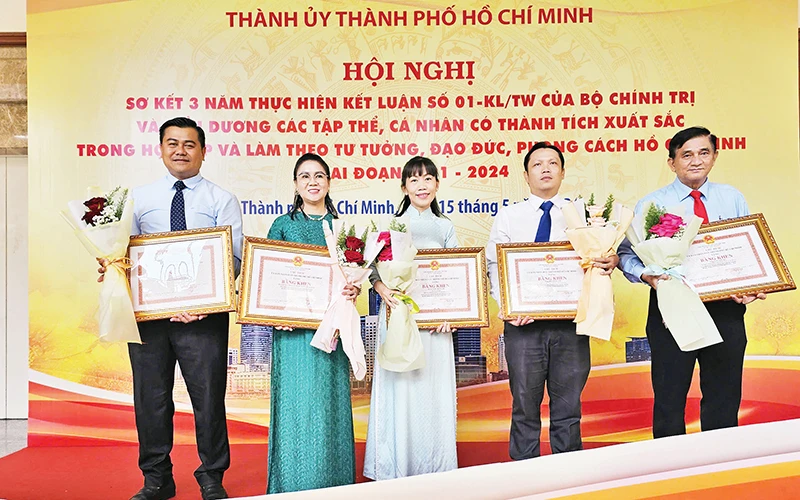 Đại diện các đơn vị xuất sắc của Quận 11 nhận Bằng khen của Thành ủy Thành phố Hồ Chí Minh tại lễ sơ kết ba năm thực hiện Kết luận số 01-KL/TW của Bộ Chính trị.