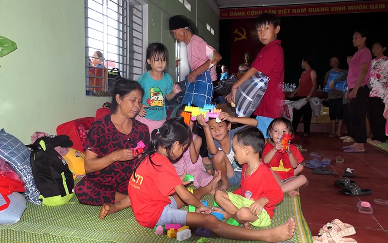 Người dân trong vùng nguy hiểm tại thôn Thượng Mỹ, xã Việt Vinh, huyện Bắc Quang được đưa đến nơi an toàn.