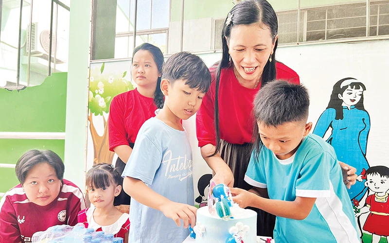 Cô Nguyễn Thị Minh Tâm tổ chức sinh nhật và tặng quà cho trẻ em tại Trung tâm Bảo trợ xã hội tỉnh Đồng Tháp.