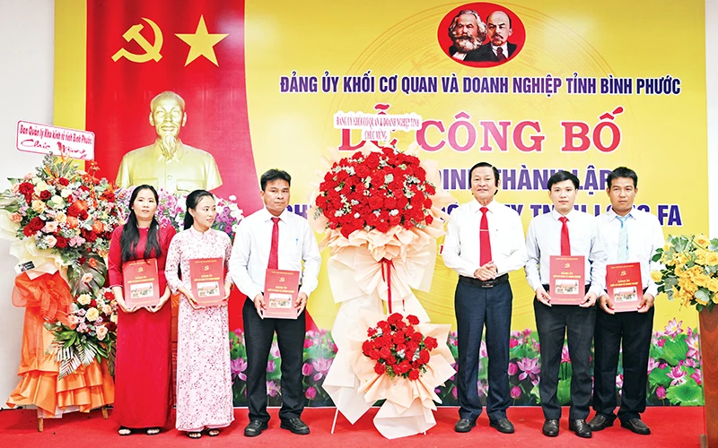 Lãnh đạo Đảng ủy Khối Cơ quan và Doanh nghiệp tỉnh Bình Phước trao quyết định thành lập chi bộ ở doanh nghiệp FDI tại Khu công nghiệp Minh Hưng III, thị xã Chơn Thành.