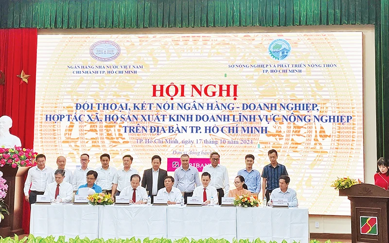 Đại diện Ngân hàng Nông nghiệp và Phát triển nông thôn Việt Nam (Agribank) ký kết hợp đồng tín dụng với các doanh nghiệp trên địa bàn thành phố.